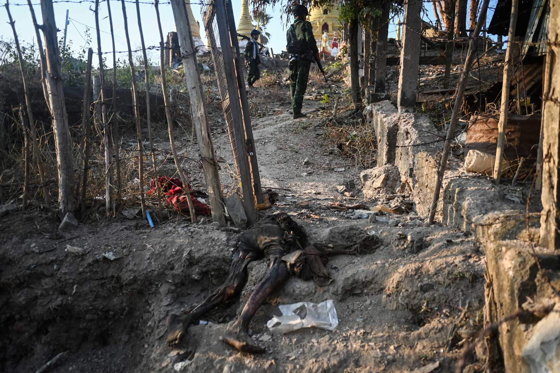 ဤဓာတ်ပုံတွင် ကြည်ရှုသူအား စိတ်မချမ်းမမြေ့ဖြစ်စေနိုင်သည့် မြင်ကွင်းများ ပါဝင်နေပါသည်။ ကြည့်ရှုလိုပါက ဤနေရာတွင် နှိပ်ပြီး ကြည့်ရှုနိုင်ပါသည်။