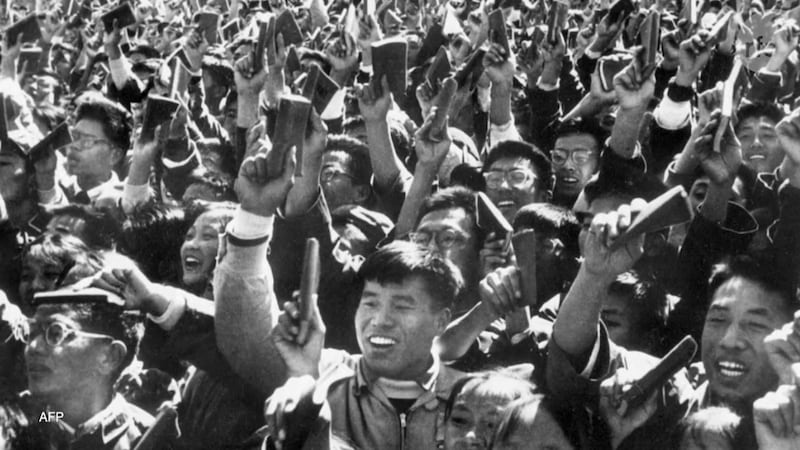 Red_Guard_Youth_holding_up_little_red_Book_of_Mao_Tse_Tung_AFP.jpg