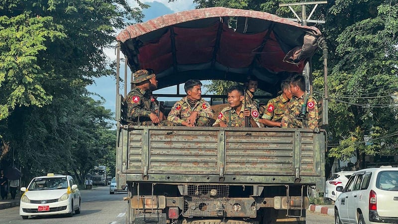 ရန်ကုန်မြို့အတွင်း ကင်းလှည့်နေသည့် စစ်ကောင်စီတပ်သားတချို့အား ၂ဝ၂၃ ခုနှစ် ဒီဇင်ဘာလ ၄ ရက်နေ့က တွေ့ရစဉ်။ (Photo: AFP)