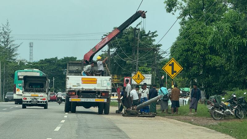 ရန်ကုန်တိုင်း၊ မင်္ဂလာဒုံမြို့နယ်တွင် ဓာတ်မီးတိုင်ပြင်ဆင်နေသည့် လျှပ်စစ်ဝန်ထမ်းများအား ၂၀၂၄ ခုနှစ်၊ နိုဝင်ဘာလ ၃ ရက်နေ့က တွေ့ရစဉ်။ (RFA Photo)
