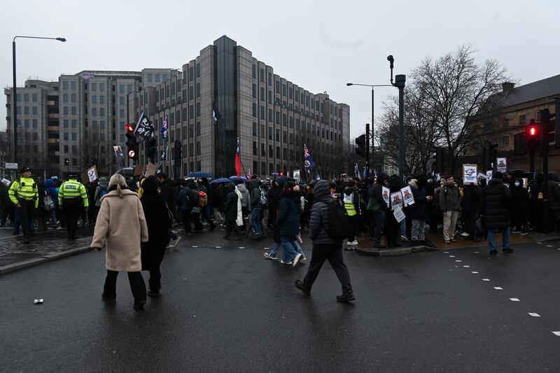 大批警方其後增援,將示威者分隔在十字路口四方的行人路上,但其後響應呼籲集體按交通燈號過馬路,警方未有制止。(梁銘康攝)