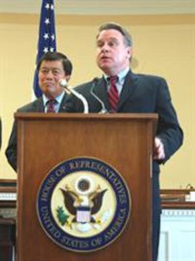 Dân cử Chris Smith và dân cử David Wu tại buổi họp báo giới thiệu dự luật tự do internet toàn cầu. Photo courtesy of Chris Smith website.