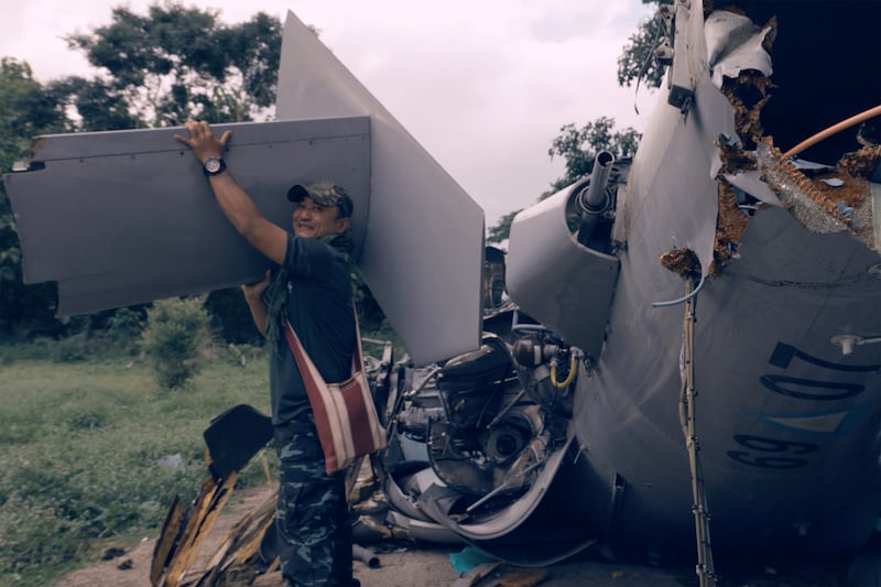 စစ်ကောင်စီ၏ အမှတ် ၃၅၆ ခြေမြန်တပ်ရင်း အခြေစိုက်စခန်းတွင် ကော်ဘရာစစ်ကြောင်းက ပစ်ချခဲ့သည့် စစ်ရဟတ်ယာဉ်တစ်စီးကို ၂၀၂၄ ခုနှစ် ဇူလိုင်လ ၁၂ ရက်နေ့က တွေ့ရစဉ်။ (Chan Aung/RFA)