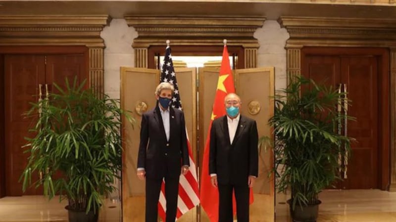 中国气候变化事务特使谢振华（右）2021年4月在北京会见美国气候特使克里(John Kerry)（中国生态环境部网站）