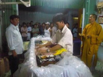 Gia đình đang thực hiện nghi thức an táng Bà Đặng Thị Kim Liên, mẹ của blogger Tạ Phong Tần, vào hôm 31/7 tại Bạc Liêu. Courtesy DLB.