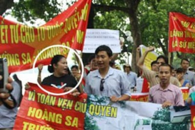 Chị Bùi Thị Minh Hằng cùng đoàn biểu tình chống Trung Quốc ở Hà Nội (tháng 8, 2011). RFA file