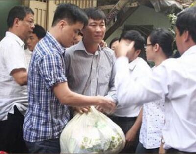 Nguyên phóng viên Hoàng Khương, báo Tuổi Trẻ(người cầm túi quần áo) bị bắt về cơ quan điều tra