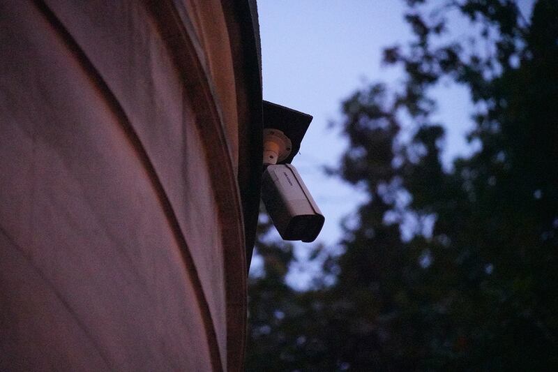 集会期间,围墙高处的监控镜头一直在闪灯,怀疑在拍摄现场状况。 (RFA图片)