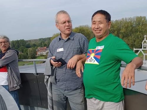 བོད་མི་ཆབ་སྲིད་བཙོན་ཟུར་ཞིག་གིས་སྦེལ་ཇིཡམ་གྱི་རྒྱལ་ས་སྦརཱ་སེལསི་གྲོང་ཁྱེར་གྱི་ཤར་ཕྱོཊ་ལིའུ་ཝན་ (Leuven) ས་གནས་སུ་བོད་དོན་དྲིལ་བསྒྲགས་ཀྱི་ལས་འགུལ་སྤེལ་བ།