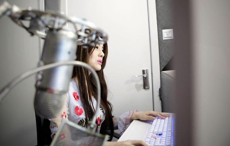 资料图片:一名网络表演者在上海一家互联网广播工作室播出了直播画面。(美联社)