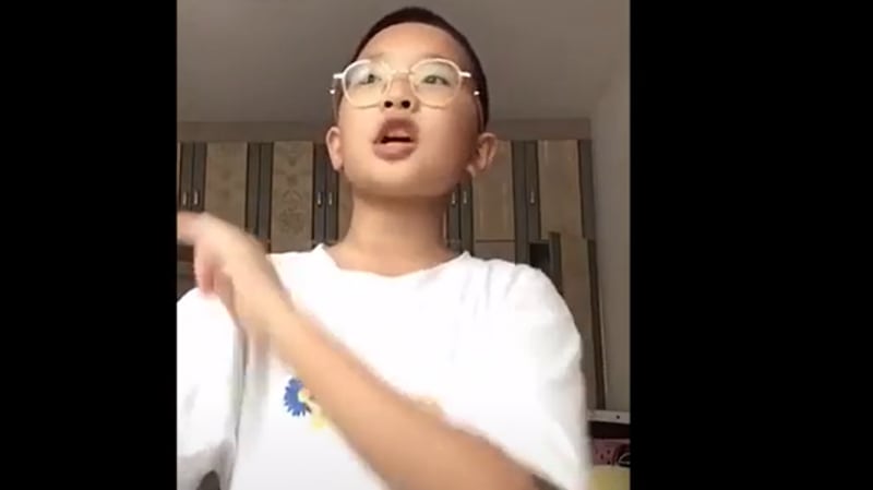 化名乌拉旮旯·钟美美的东北初中生在社媒平台发布模仿老师言行的视频片段(视频截图)