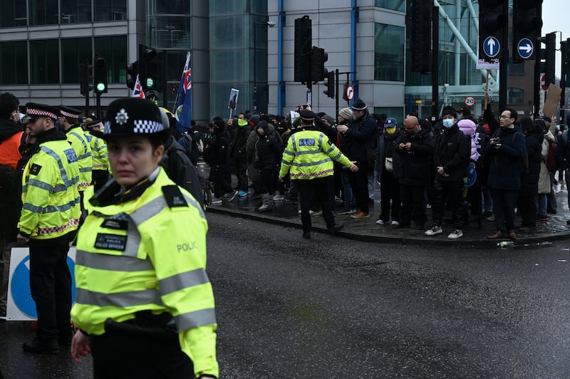 即使在場警員不斷勸阻、甚至以法例威脅會拘捕記者及示威者,但警員寡不敵眾,根本無法控制人群。(梁銘康攝)