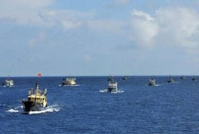 Đoàn 30 tàu đánh cá TQ có tàu ngư chính hộ tống, đã đến đảo Chữa Thập – mà Trung Quốc gọi là đảo Vĩnh Thử - của Việt Nam thuộc quần đảo Trường Sa vào ngày 15 tháng 7, 2012.China News (news.cn)