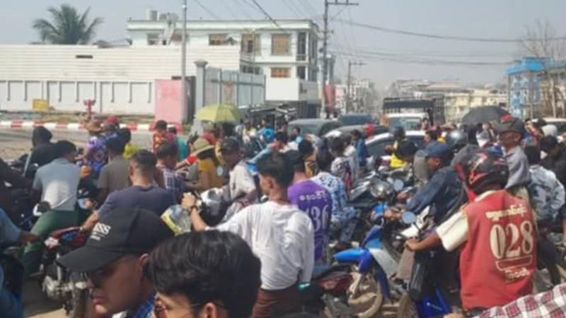 ကရင်ပြည်နယ် မြဝတီမြို့တွင် ထိုင်းနိုင်ငံက လျှပ်စစ်နဲ့ လောင်စာဆီတင်သွင်းမှု ရပ်ဆိုင်းလိုက်တာကြောင့် လောင်စာဆီတန်းစီနေသည့် ဆိုင်ကယ်များအား ၂၀၂၅ ခုနှစ် ဖေဖော်ဝါရီလ ၇ ရက်နေ့က တွေ့ရစဉ်။ (Citizen Photo)