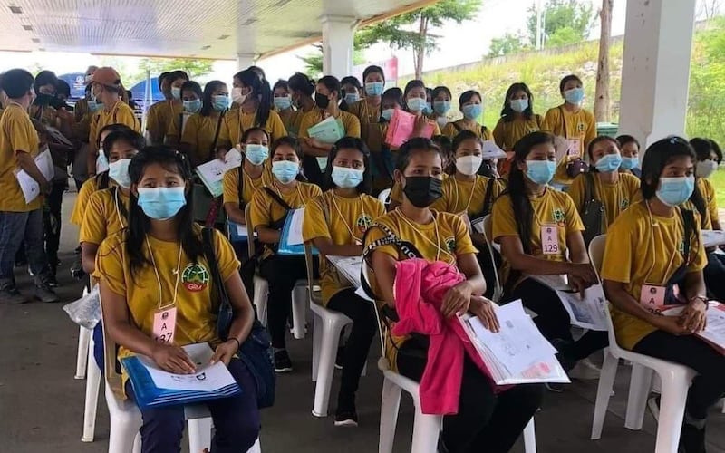 MOU စနစ်ဖြင့် ထိုင်းနိုင်ငံထဲသို့ တရားဝင် ဝင်ရောက်ခွင့်ရခဲ့သည့် မြန်မာအလုပ်သမားများအား ၂ဝ၂၂ ခုနှစ်၊ ဇွန်လ ၁၉ ရက်နေ့က တွေ့ရစဉ်။ ( Citizen Photo)