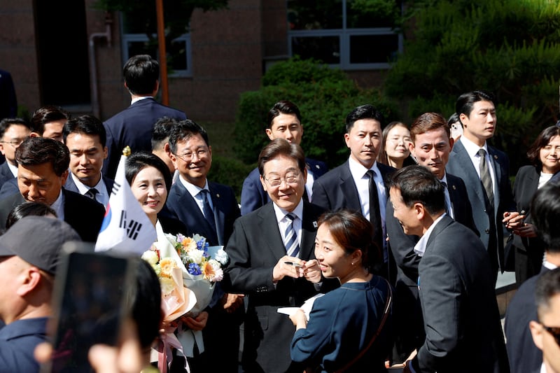 이재명 대통령과 김혜경 여사가 국회로 이동하고 있는 모습.