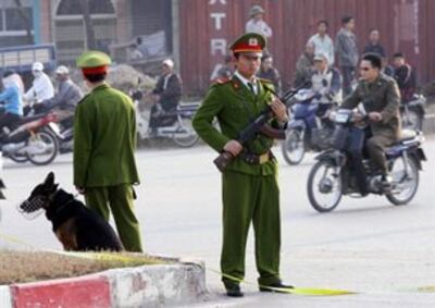 Công an Việt Nam trên đường phố Hà Nội trong buổi thực tập gữi gìn an ninh. AFP
