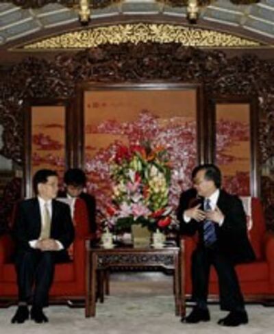 Chủ tịch Nguyễn Minh Triết (trái) và Chủ tịch Hồ Cẩm Đào tại Bắc Kinh hôm 18-5-2007. AFP PHOTO