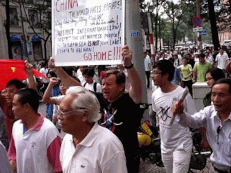 Ông Andre Hồ Cương Quyết giương cao biểu ngữ trong cuộc biểu tình chống Trung Quốc tại Saigon hôm 01/07/2012.