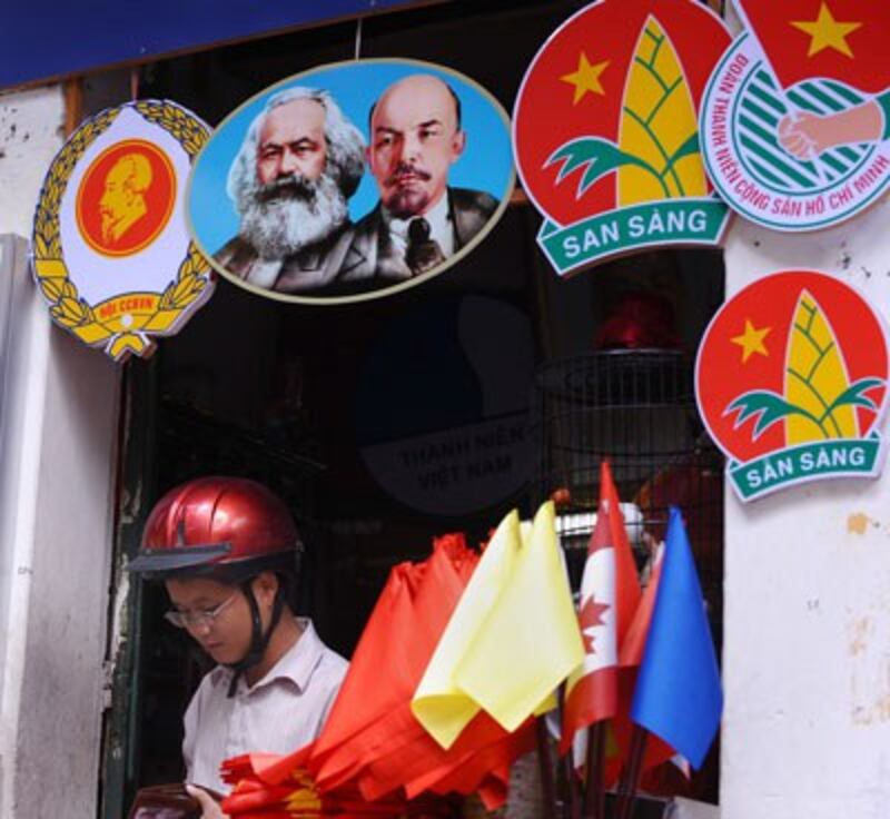 Một cửa hàng bán các mặt hàng tuyên truyền cho đảng cộng sản với chân dung Karl Marx và Vladimir Lenin ở Hà Nội hôm 29/9/2010.