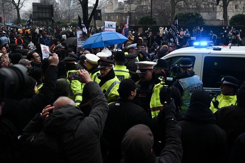 拘捕行動引來大批示威者包圍警員,試圖離開現場的警車動彈不得,同時爆發警民衝突,要求「放人」的示威者與警員發生激烈推撞。(梁銘康攝)