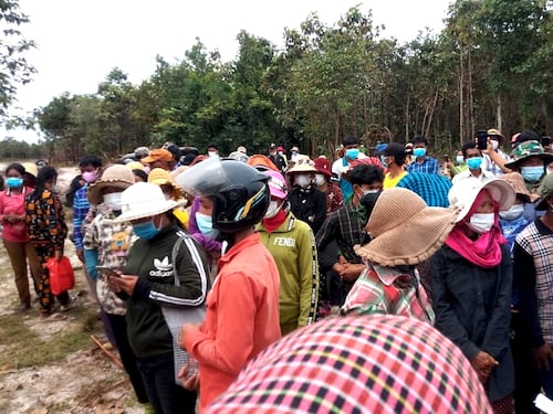 ពលរដ្ឋជាង ២០០នាក់ ប្រមូលផ្ដុំគ្នានៅមុខតុលាការខែត្រកំពង់ស្ពឺ ក្នុងពេលតុលាការ