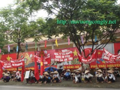 Giáo dân Thái Nguyên vẫn chờ trước cơ quan tiếp dân của UBND Tỉnh Thái Nguyên để gặp chủ tịch tỉnh. Ảnh minh họa.Source nuvuongcongly.net