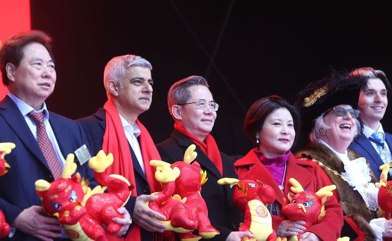 倫敦市長(左2)在社交平台Instagram上載他和中國駐英國大使鄭澤光(中),以及倫敦華埠商會主席鄧柱廷(左1)的合照。(倫敦市長Ig圖片)