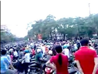 Đoàn người biểu tình dài cả cây số, đưa quan tài lên UBND đòi giải thích sự việc công an đánh chêt người