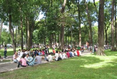 Sáng 19 tháng 6, 2011 ở Saigon, hơn 400 người đã đến ngồi rải rác quanh khu vực nhà thờ Đức Bà. Source Nguoibuongio