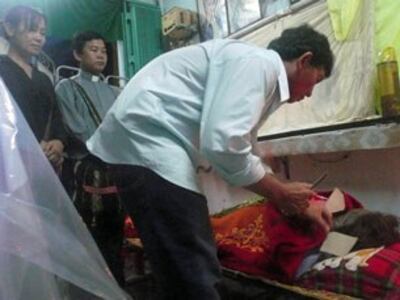 Gia đình đang thực hiện nghi thức an táng Bà Đặng Thị Kim Liên, mẹ của blogger Tạ Phong Tần, vào hôm 31/7 tại Bạc Liêu.