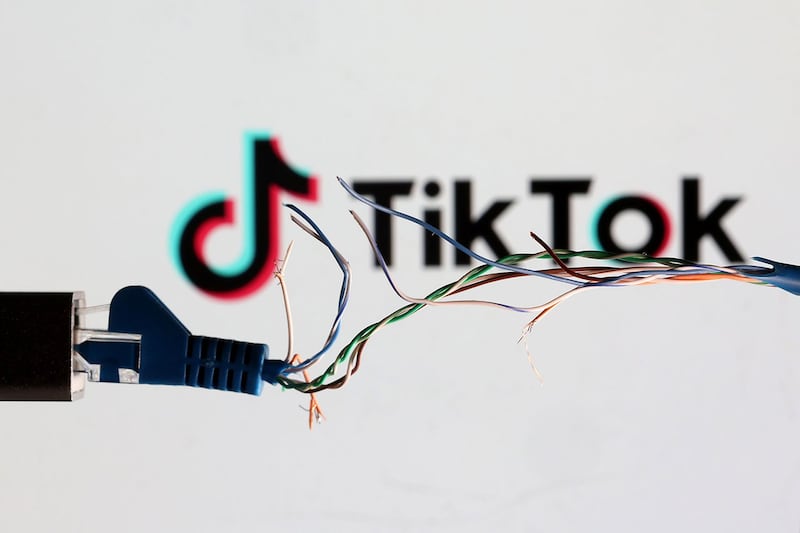 TikTok 徽标前可见的断裂以太网电缆 (路透社)