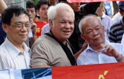 Từ trái sang: Các ông Nguyễn Huệ Chi, Nguyễn Văn Khải, Nguyên Ngọc cùng xuống đường biểu tình chống TQ hôm 14/8/2011. AFP