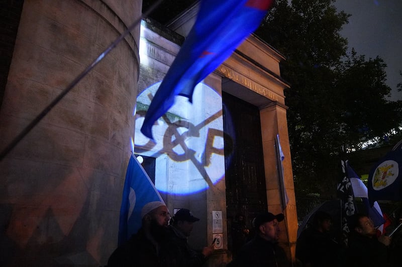 有示威者在围墙上投射反共标语,表达不满。 (RFA图片)