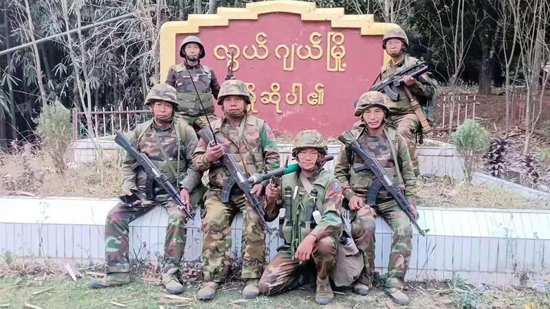 ကချင်လွတ်မြောက်ရေးတပ်မတော် (KIA) တပ်ဖွဲ့ဝင်အချို့အား ၂၀၂၄ ခုနှစ်၊ မတ်လ ၂၉ ရက်နေ့က လွယ်ဂျယ်မြို့အဝင် ဆိုင်းဘုတ်အနီးတွင် တွေ့ရစဉ်။ (Photo: FreeKachin/Twitter)