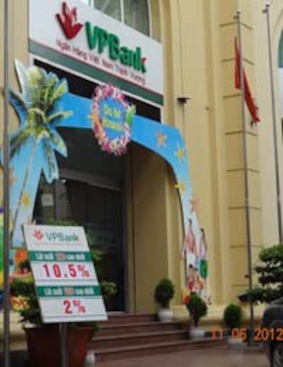 Bảng niêm yết lãi suất tiết kiệm tại ngân hàng VP-Bank hôm 11/6/2012. RFA photo