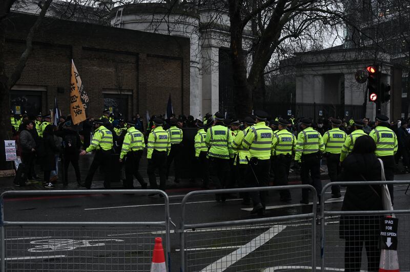警方根據《公眾秩序法》第14條命令集會必須於下午4時15分前解散,大批警員準時清場;其後一度拘捕另一名港人吳先生,但他最後即場獲釋。(梁銘康攝)