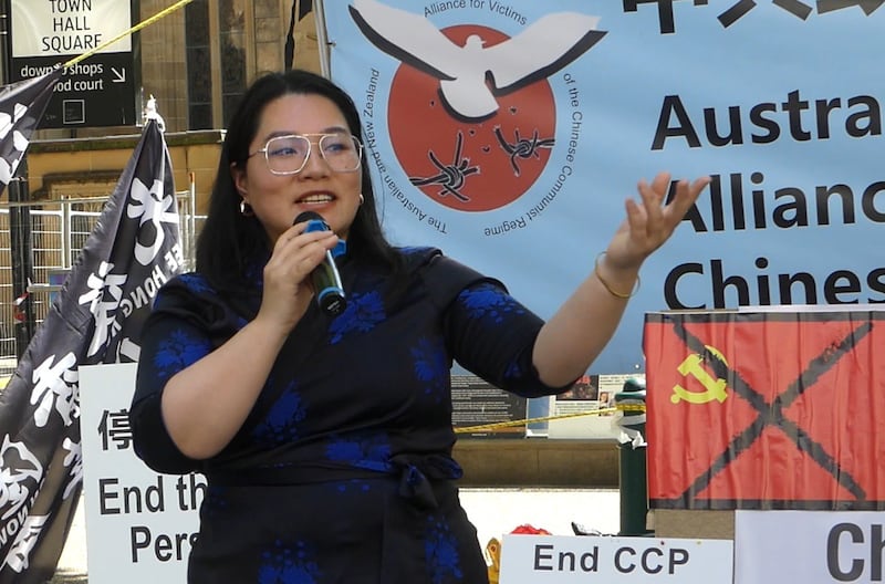 藏人行政中央驻澳代表处联络官达佤桑姆(Dawa Sangmo)指出,中共在西藏设立殖民式寄宿学校,在未经藏人家长同意之下,把儿童强行带走;藏人家长没有选择的余地,要是拒绝就范,就会受到惩罚甚至被消失。 (记者丘德真摄影)