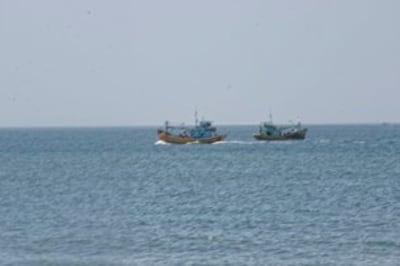 Do ít được bảo vệ một số tàu cá Việt Nam thường đi hai chiếc hầu bảo vệ cho nhau. Ảnh minh họa RFA