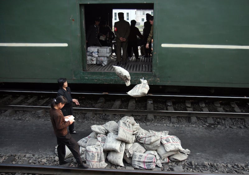 북한 병사들이 평양 외곽에서 쌀 포대를 열차에서 내리고 있다.