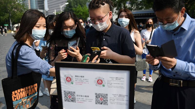 武汉肺炎爆发后,手机应用程式“健康码”被用作跟踪和识别潜在感染者。(法新社图片)
