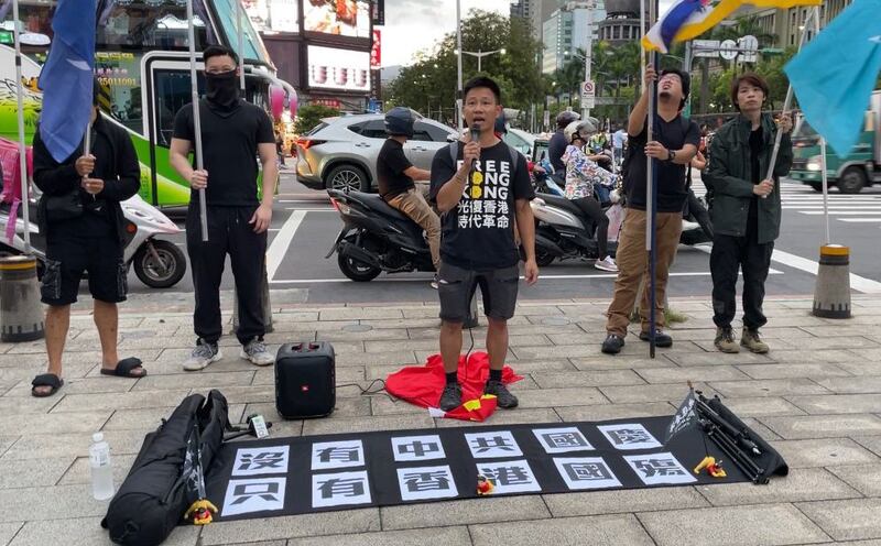 在台北发起反中国国庆活动的港人赴汤对本台表示,事发之后一天,台湾警方已做了笔录。因事件中没有财物损失和人员受伤,难以追究破坏者的法律责任。(陈子非摄)