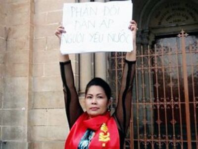 Bà Minh Hằng với biễu ngữ: